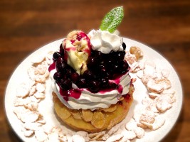 今週のドーナツ　「アイスとブルーベリーのドーナツ」